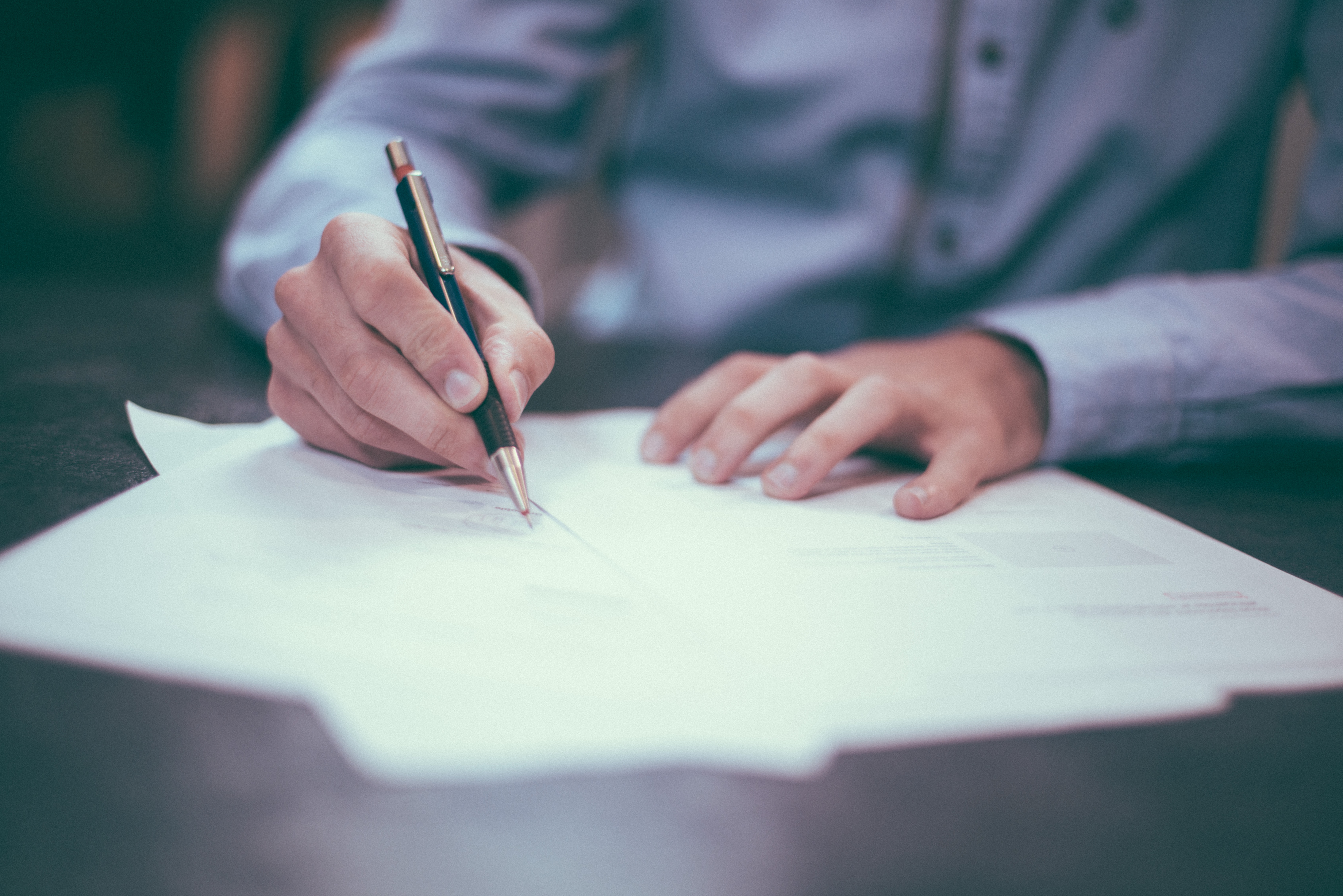 hands writing letter